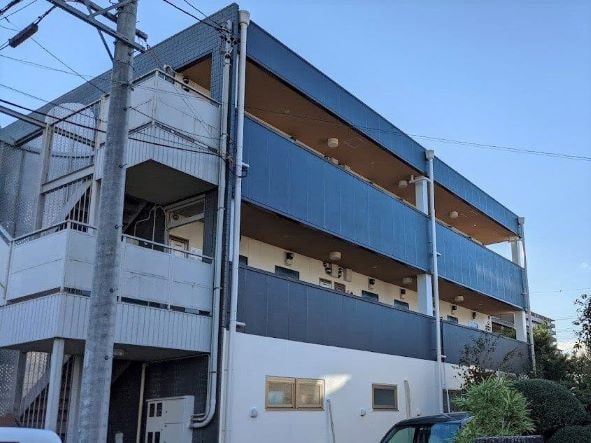 岩倉市　白×ブルー系　賃貸マンション外壁塗装　施工例の写真