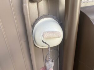 名古屋市北区　店舗外壁塗装　ベントキャップ　ハイパーユメロック上塗り2回目