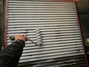 名古屋市北区　店舗　外壁塗装　雨戸　エポキシ錆止め下塗り