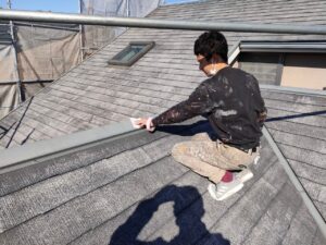 名古屋市北区　外壁塗装の現場から　屋根笠木　ペーパーによるケレン・足付け作業