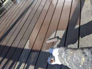 名古屋市天白区　外壁塗装　ウッドデッキ床面　ローラー