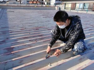 岩倉　外壁塗装の現場からカラー鋼板屋根の塗り替え作業　サビヤース撤去　イメージ