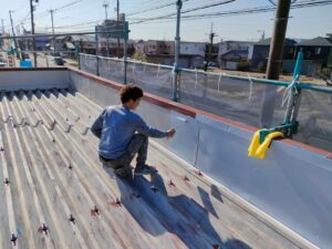 岩倉　外壁塗装の現場からカラー鋼板屋根の塗り替え作業　下塗り　イメージ