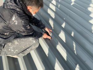 岩倉　外壁塗装の現場からカラー鋼板屋根の塗り替え作業　防水テープ貼り　イメージ