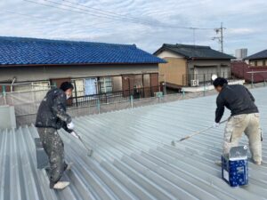 岩倉　外壁塗装の現場からカラー鋼板屋根の塗り替え作業　上塗り２回目　イメージ