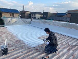 岩倉　外壁塗装の現場からカラー鋼板屋根の塗り替え作業　下吹き　イメージ