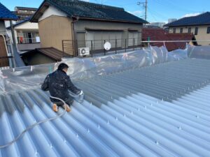 岩倉　外壁塗装の現場からカラー鋼板屋根の塗り替え作業　上塗り１回目　イメージ