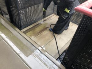 豊橋　外壁塗装　階段踊り場　高圧洗浄