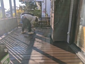 名古屋市天白区　外壁塗装　ウッドデッキ塗装　床上塗り