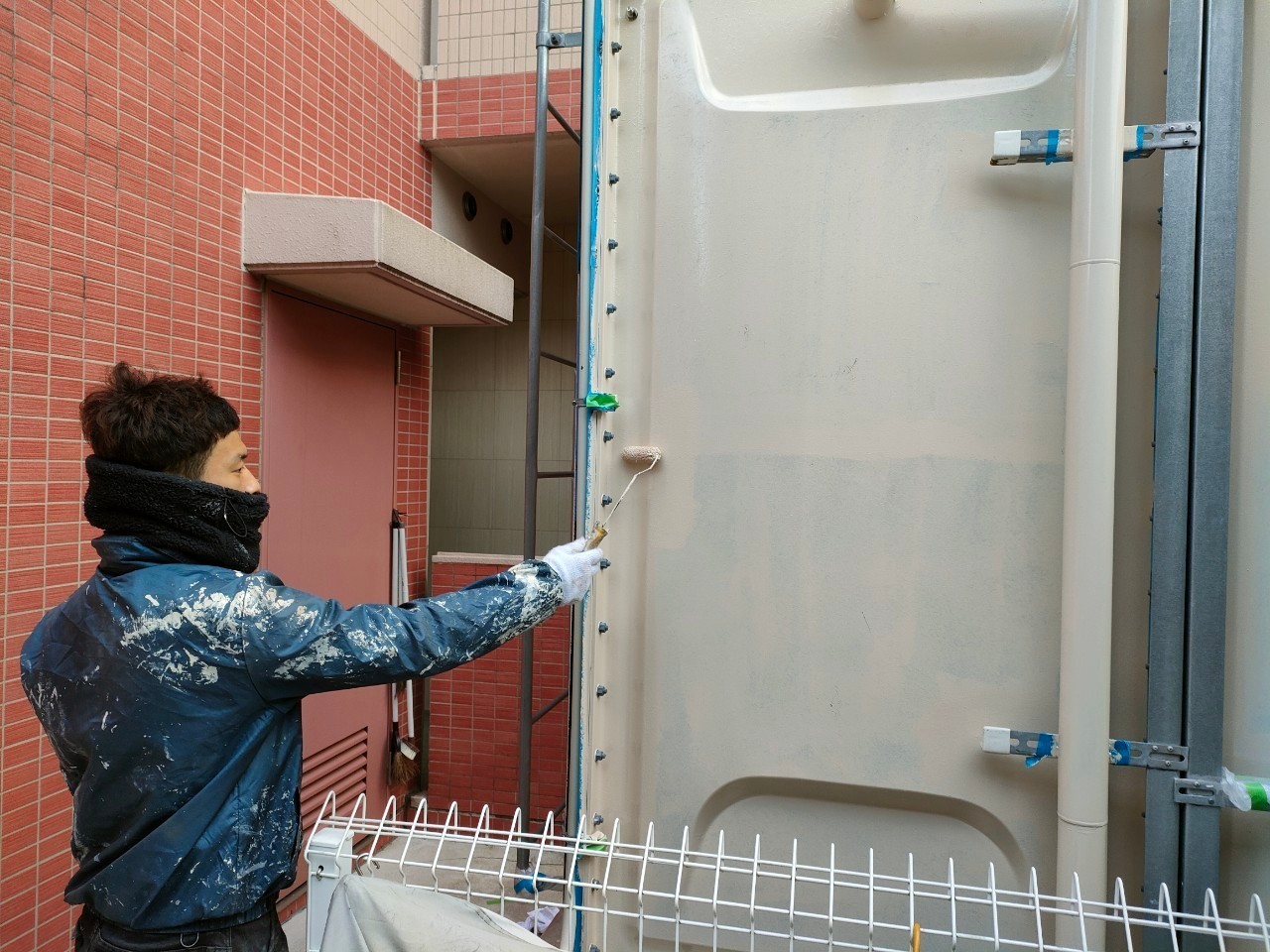 岡崎　FRP貯水タンク塗装　上塗り2回目