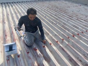 岩倉　外壁塗装の現場からカラー鋼板屋根の塗り替え作業　サビヤース取り付け　イメージ