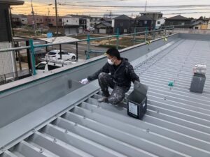 岩倉　外壁塗装の現場からカラー鋼板屋根の塗り替え作業　中塗り　イメージ