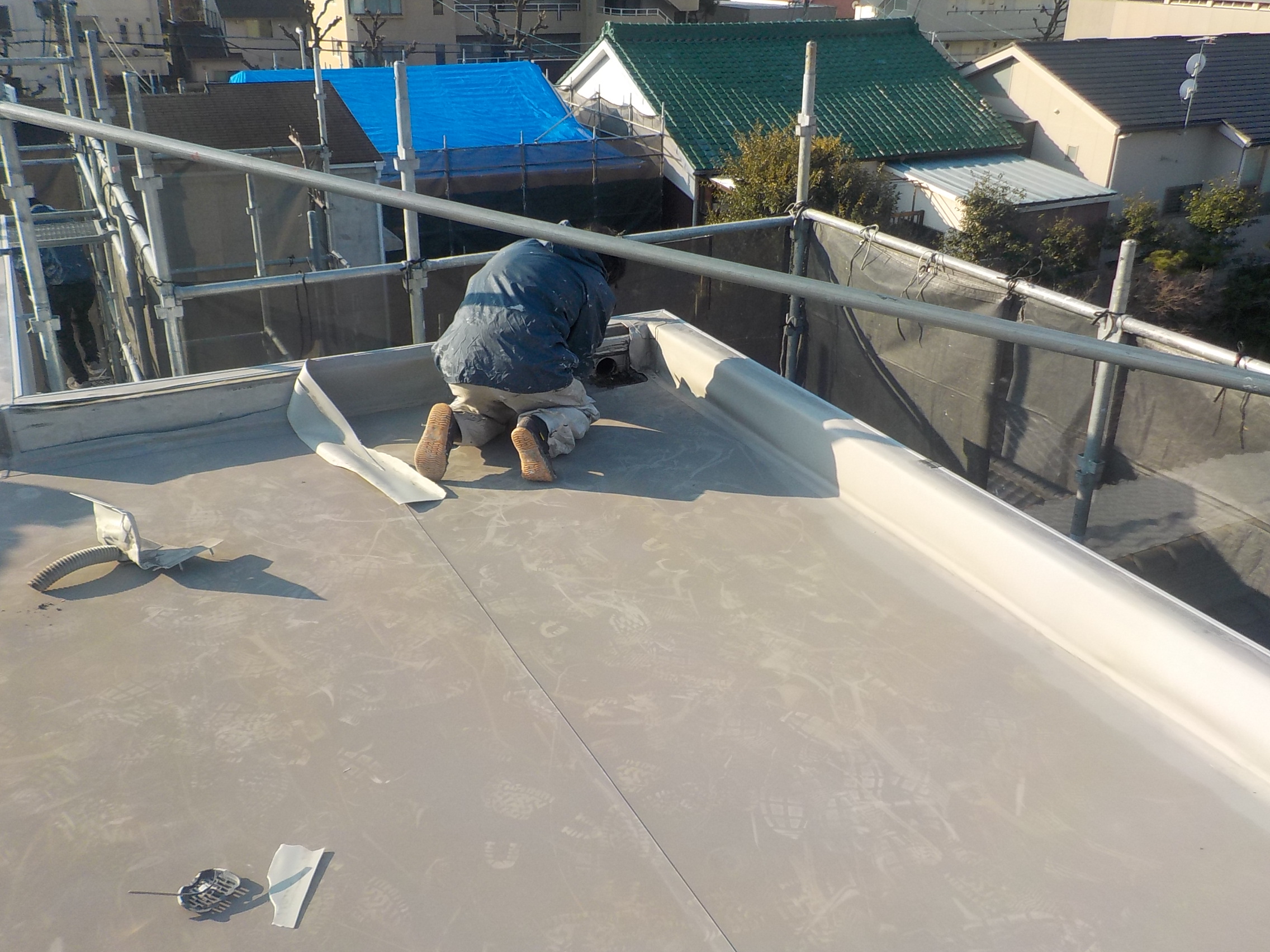 名古屋市東区　外壁塗装の現場から屋上防水工事　撤去作業　イメージ