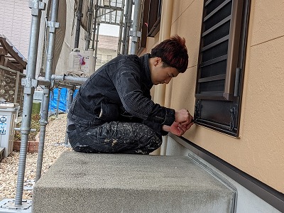 春日井　2階建て住宅外壁塗装の現場から窓廻りモール塗装