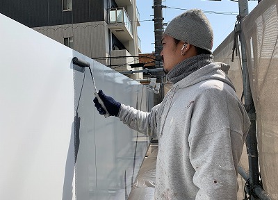 四日市市 店舗 ホワイト系 外壁塗装 施工例 外壁上塗り イメージ
