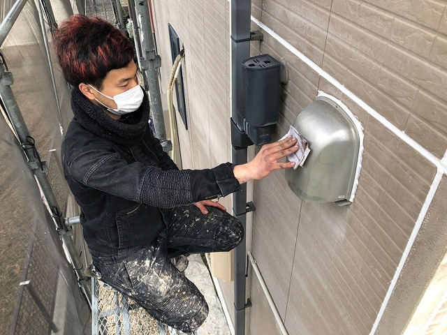 江南市 ミサワホーム 外壁ダブルトーン塗装 施工例 ベントキャップ塗装前ケレン作業 イメージ