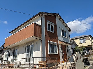 半田市　ホワイト×ブラウン系　和モダン住宅　外壁塗装　施工例の写真
