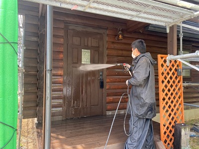 東郷町　ログハウス外壁塗装　施工前　玄関　イメージ
