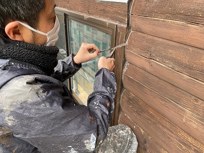 東郷町 ディーログハウス風 外壁塗装 施工例 ログハウス外壁塗装前 窓枠廻り シーリング材撤去 作業中 イメージ