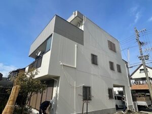 名古屋市東区　ツートンカラー３階建て住宅　外壁塗装　施工例