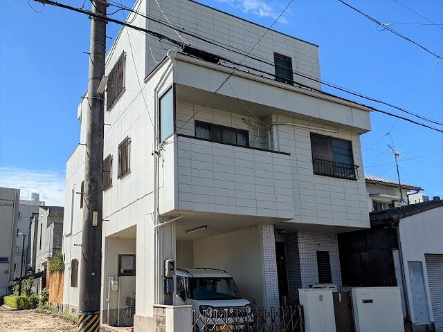 名古屋市東区 ツートンカラー3階建て住宅 外壁塗装 施工例 塗装前 イメージ