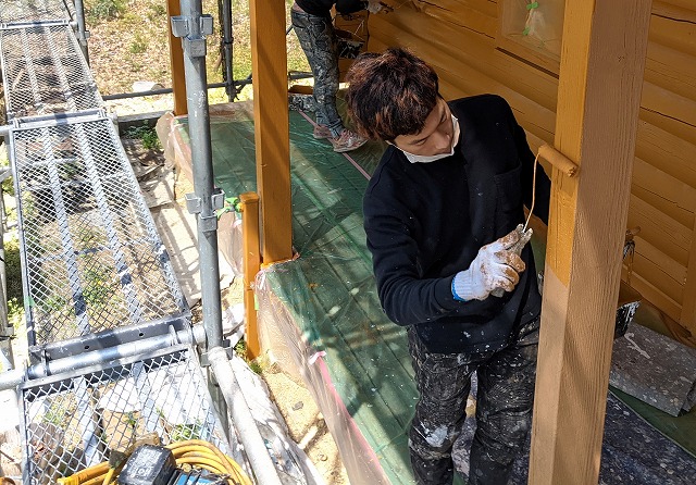 東郷町　ログハウス外壁塗装　ロックペイント「ハイパーユメロック弾性」上塗り　イメージ
