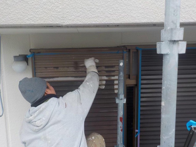 名古屋市東区 ツートンカラー3階建て住宅 外壁塗装 施工例 雨戸塗装下塗り イメージ