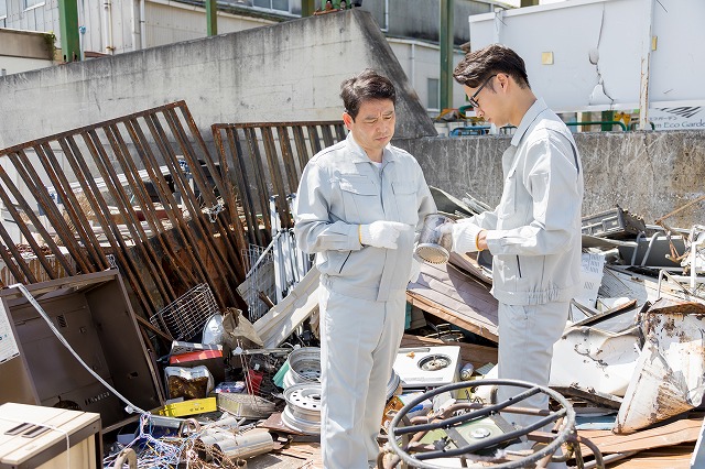 塗料で汚れた道具は、どうやって捨てるの? イメージ