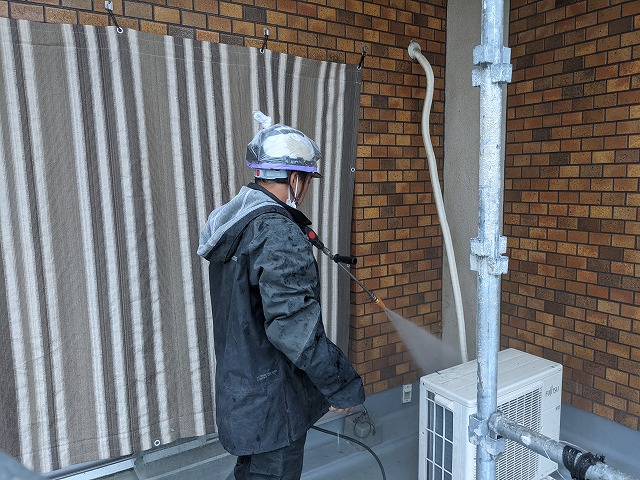 稲沢市　コンクリート住宅　外壁塗装の現場から高圧洗浄作業