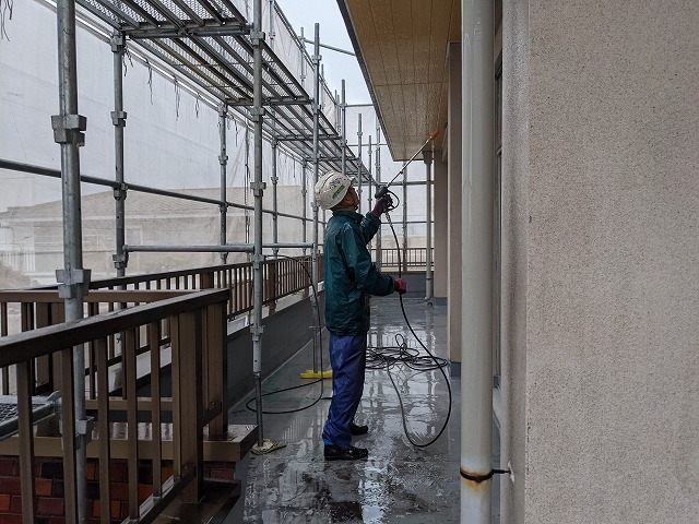 稲沢市　コンクリート住宅　外壁塗装の現場から高圧洗浄①　イメージ