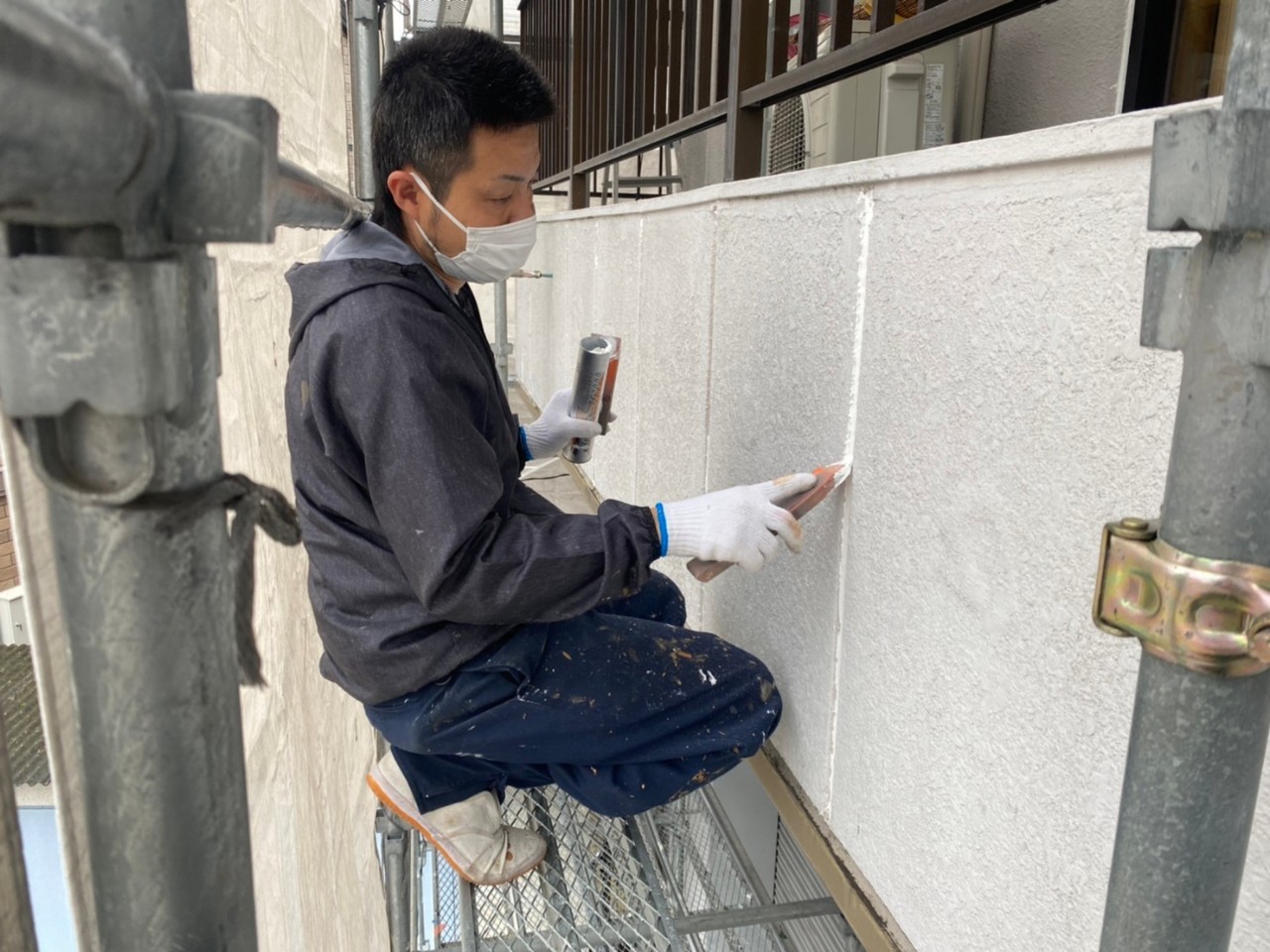 千種区　ALC3階建て住宅　外壁塗装　下地補修　シーリング材充填　イメージ