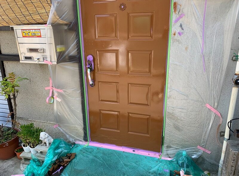 名古屋市北区　外壁塗装の現場　玄関ドア塗装　ハイパーユメロック上塗り1回目　イメージ