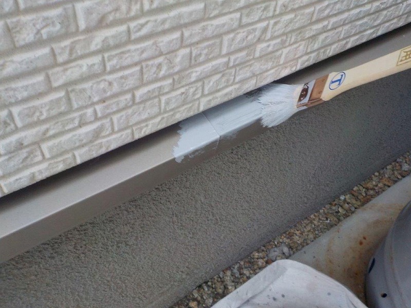 弥富市　ナチュラルモダン住宅　外壁塗装　施工例　水切り巾木塗装下塗り　イメージ