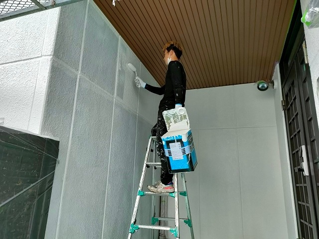 ALC外壁　ローラー上塗り１回目