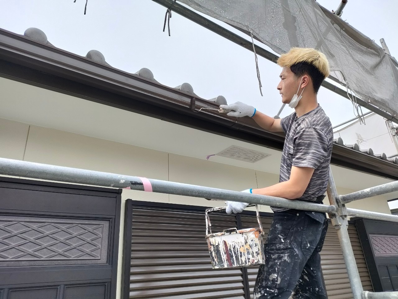 名古屋市港区 和風住宅外壁塗装 樋塗装中 イメージ"