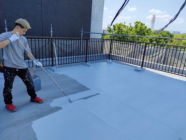 屋上トップコート塗装　施工中