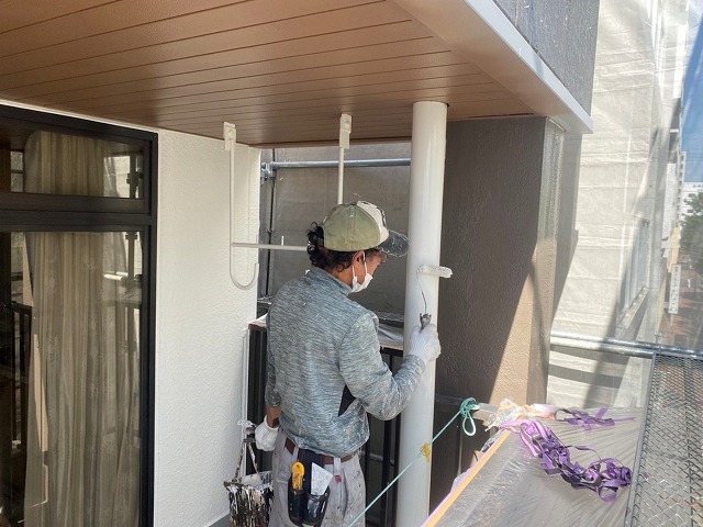 ベランダ柱塗装　ローラー下塗り　施工中