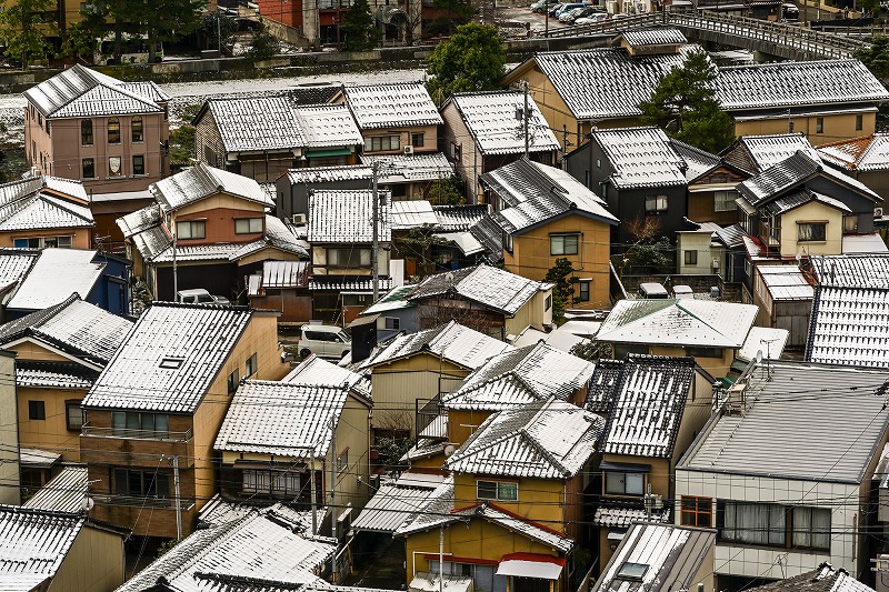 外壁塗装費用を安くする方法6.　梅雨や冬の閑散期に依頼しましょう　イメージ