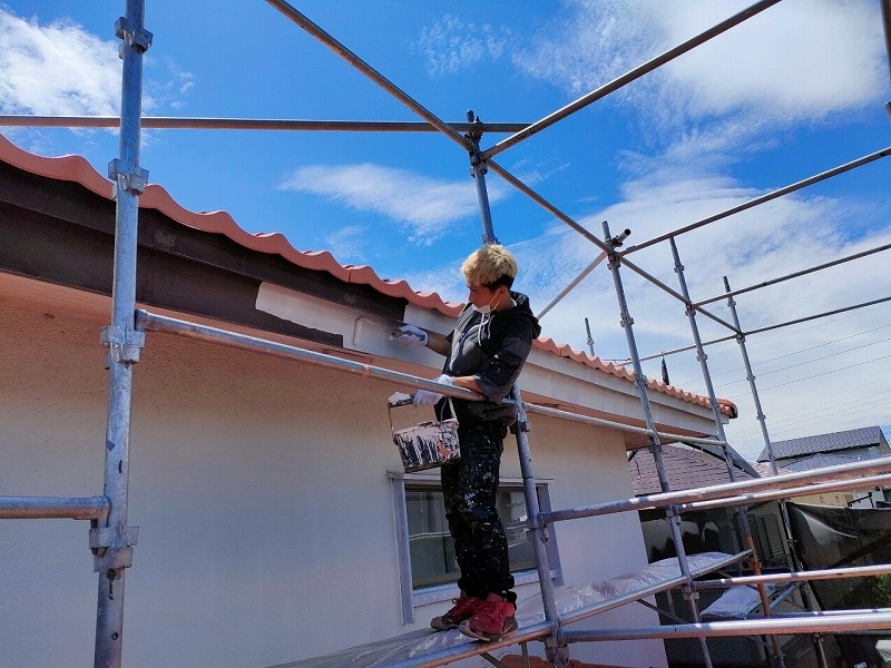 破風塗装 ロックペイント「サビカットⅡ」下塗り 施工中