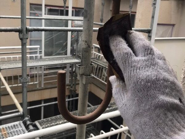 中村区　賃貸マンション 外壁塗装　ベランダ物干し金具　ケレン作業　イメージ