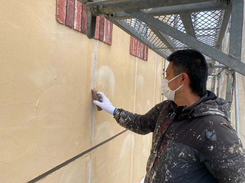 一宮南欧風住宅　外壁補修シーリング均し作業　イメージ