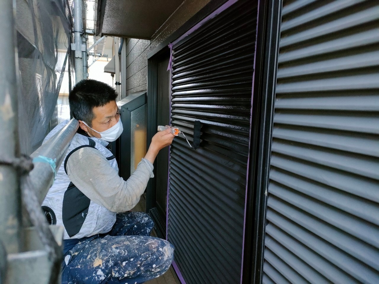 一宮市　洋風住宅　ツートンカラー外壁塗装　施工例　雨戸上塗り　イメージ