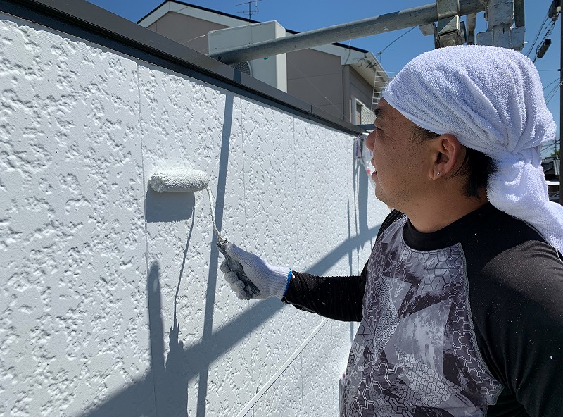 中村区の（株）柴田金属様　外壁塗装　ローラー上塗り　イメージ"