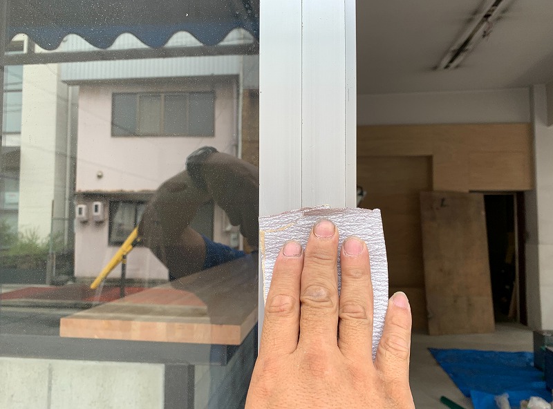瑞穂区店舗塗装　サッシ　ケレン　イメージ