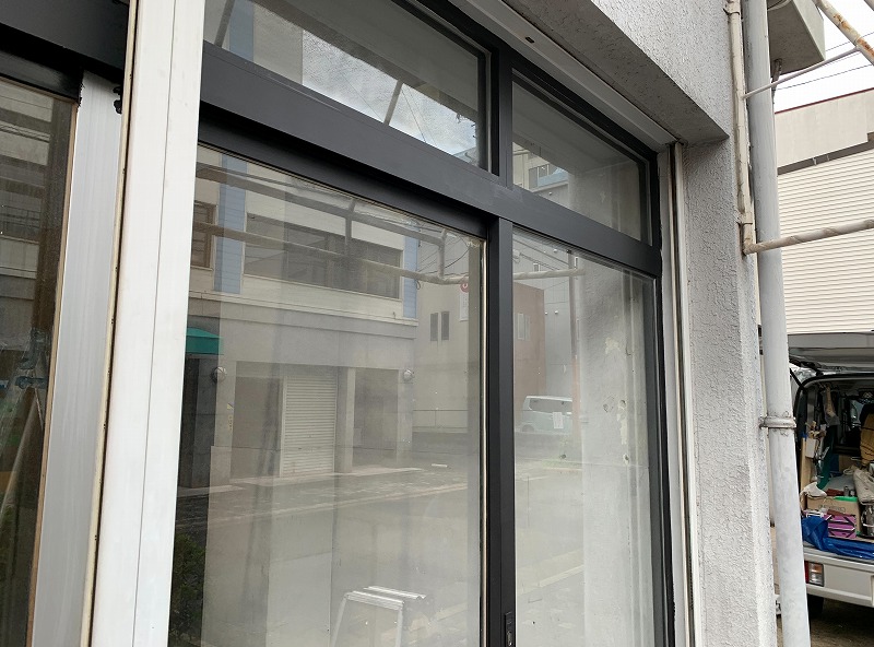 瑞穂区店舗塗装の現場から　サッシ枠塗装