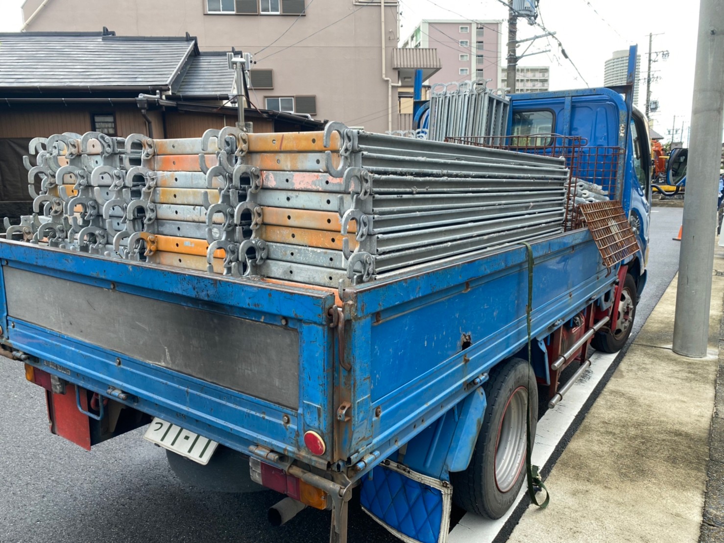 名古屋市北区　外壁足場工事　足場運搬作業　イメージ
