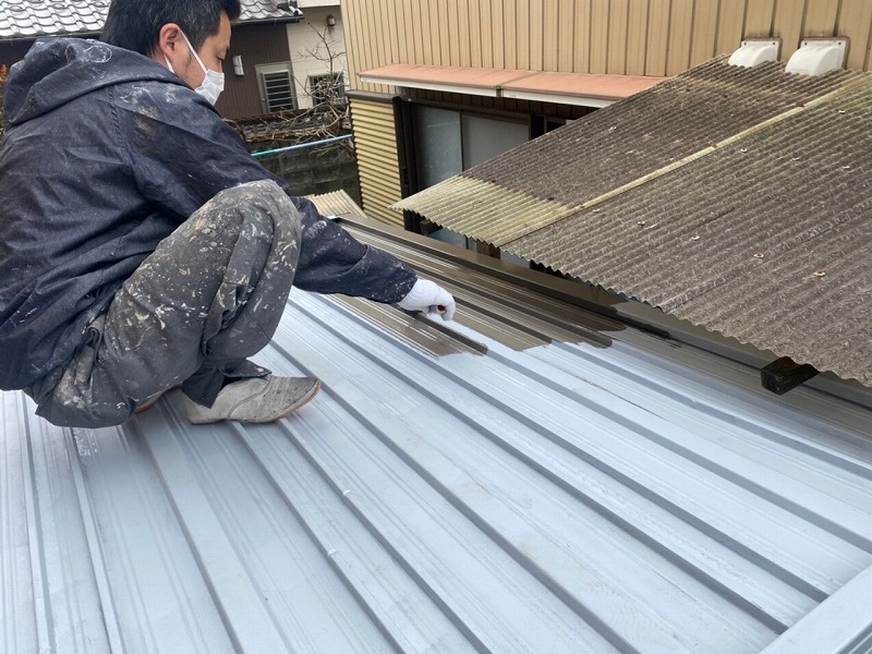 物置屋根塗装　ロックペイント「パイパーユメロック」上塗りローラー　1回目　施工中