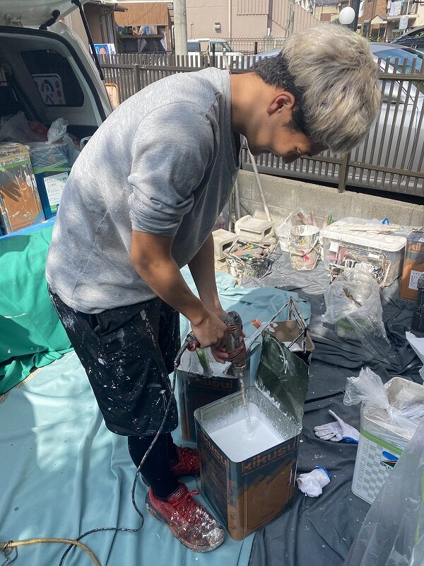 名古屋市北区　外壁塗装　塗料撹拌作業　外壁断熱フィラー「ソフトリカバルーン」　イメージ