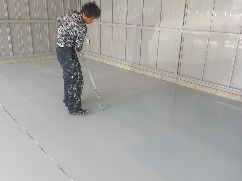 ガレージ床塗装前　大同塗料「床雅」ローラー　上塗り　施工中　イメージ