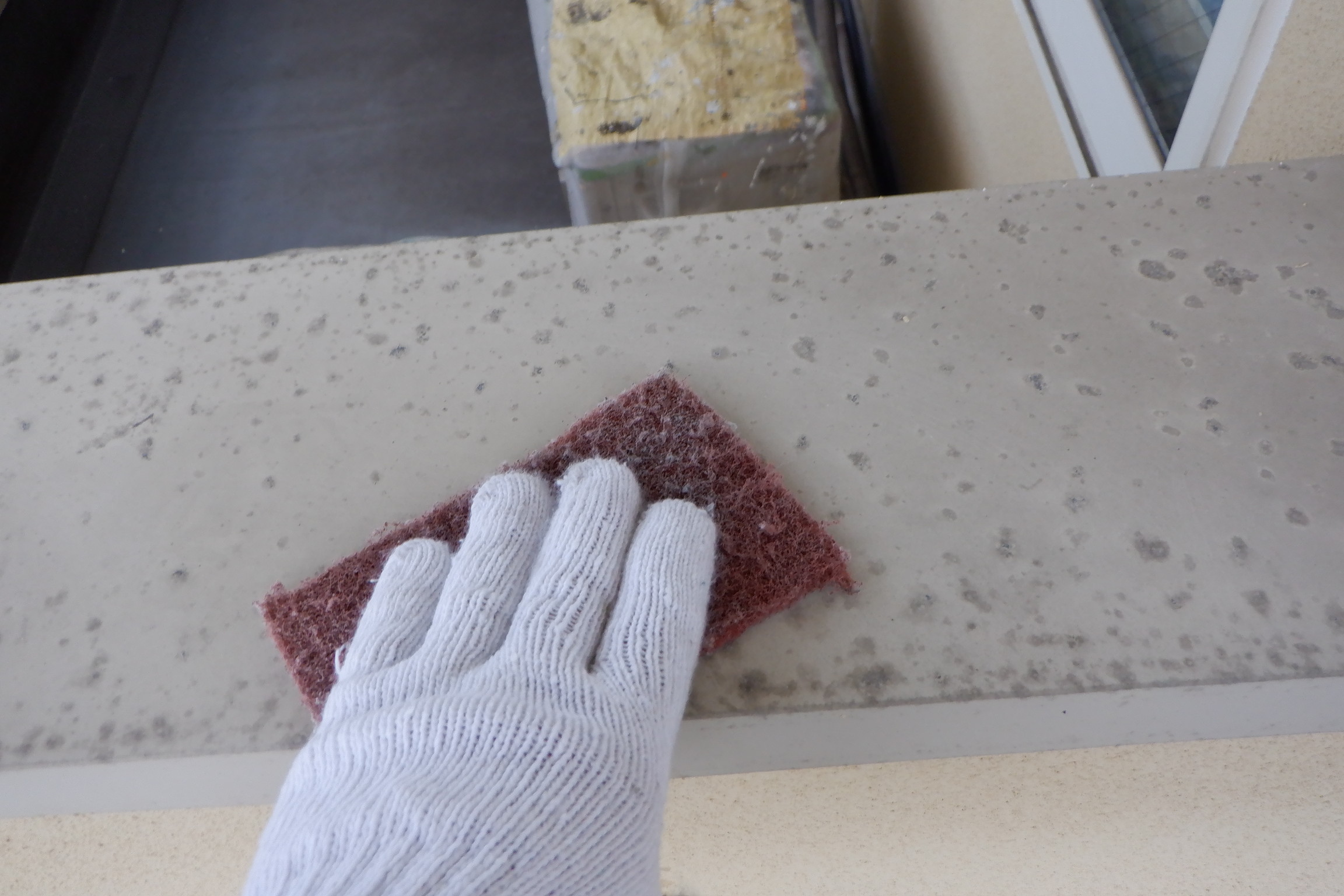 バルコニー手摺塗装前 マジックロンによる ケレン作業